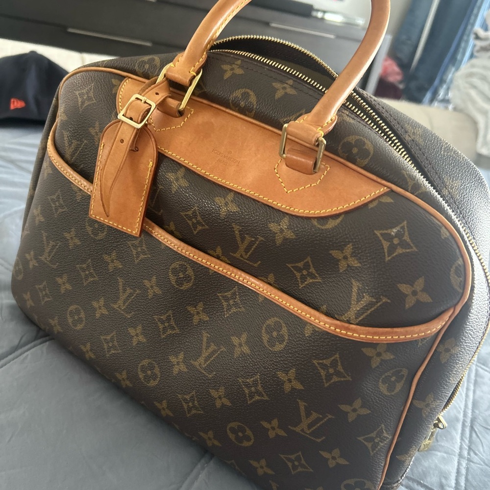 Louis Vuitton / Deauville Handbag Monogram.
